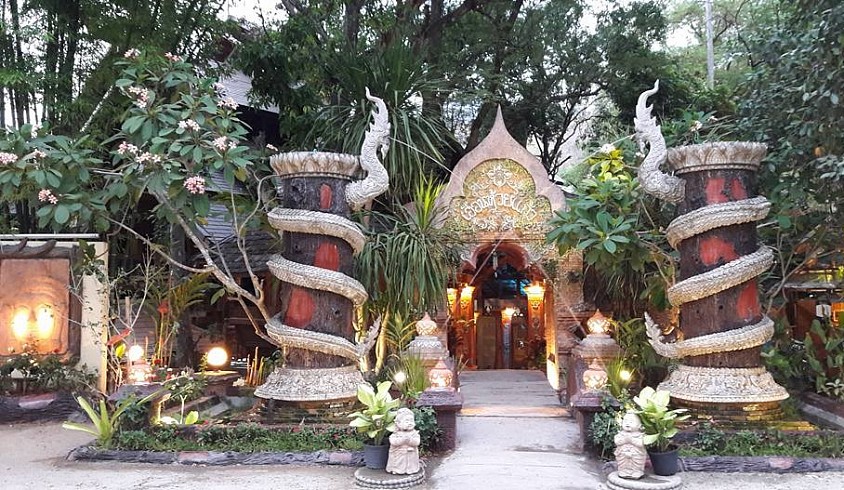“เฮือน ห้วยแก้ว” คือสถานที่ที่เราตั้งใจเสกสร้างและรังสรรค์ให้เป็นมากกว่าร้านอาหาร  เจตจำนงค์นั้นคือ ที่มาของคำนิยาม...