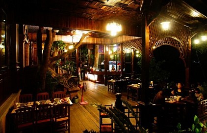 ยามค่ำคืนของร้านอาหารเฮือนห้วยแก้ว