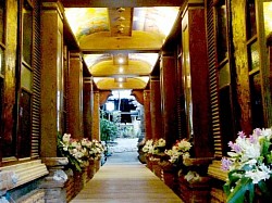 ทางเดินสู่ภายในร้านเฮือนห้วยแก้ว